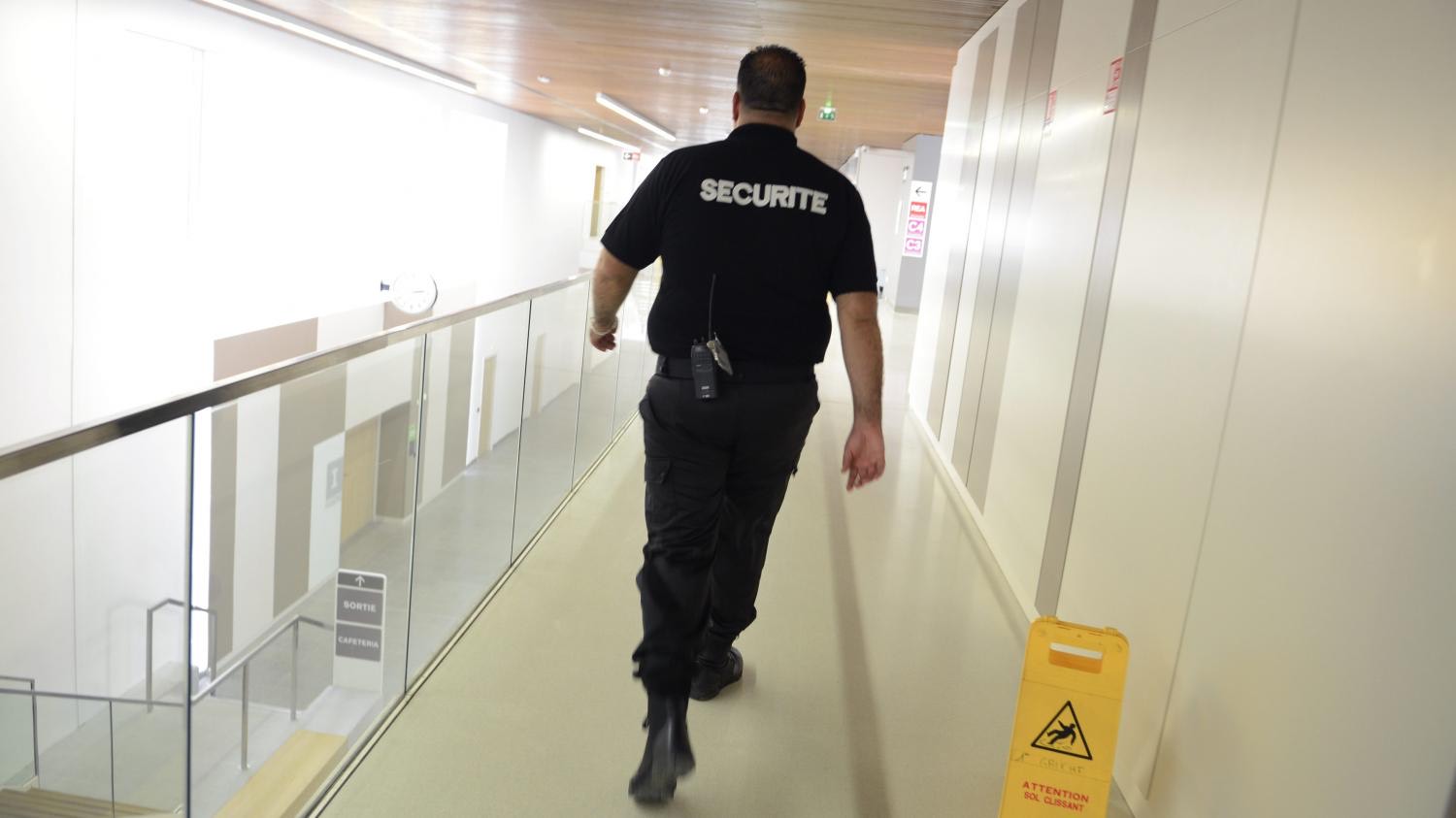 Exercice pratique d'évacuation incendie avec extincteur